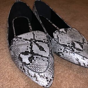 Faux snake skin pointed flats S10